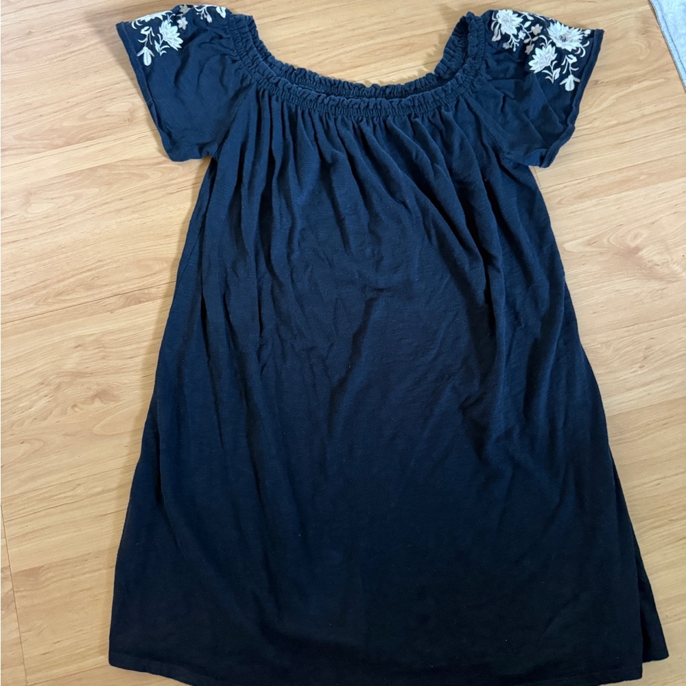 Abercrombie & Fitch Off-Shoulder Dress with White Floral Embroidery
